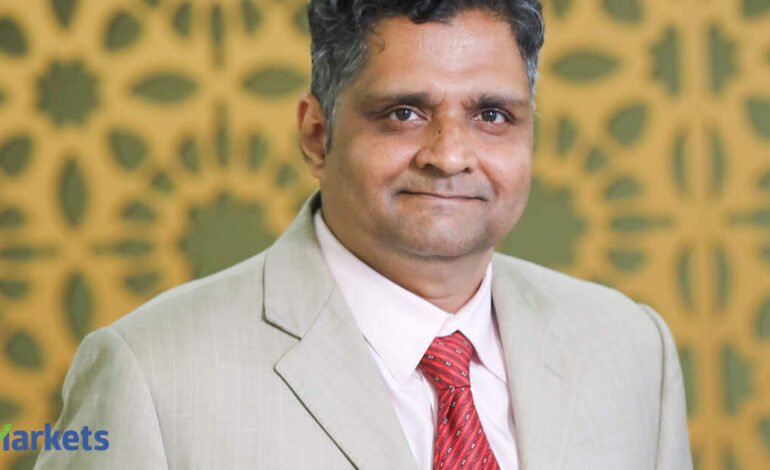 Largecaps over midcaps, banks over PSUs: V Srivatsa reveals where smart money is heading