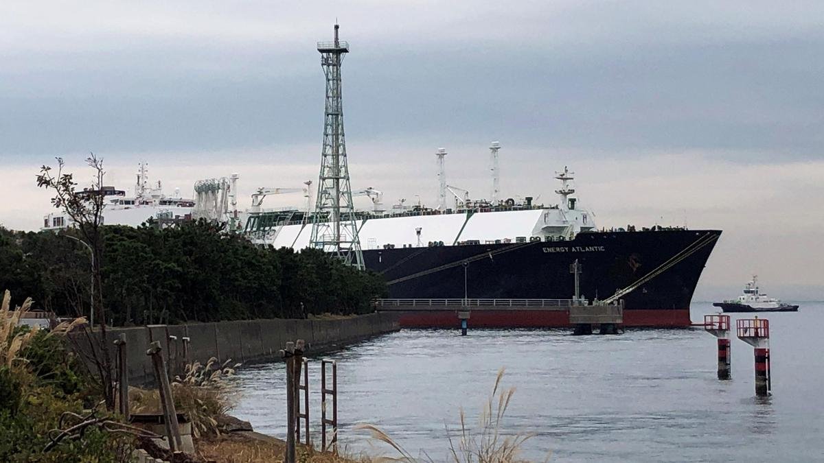 Qatar brings LNG tankers into Hormuz despite shipping slowdown