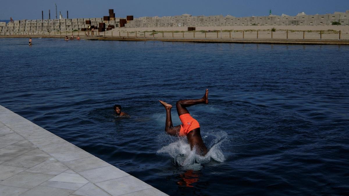 Europe sweats through new heatwave, with worse to come