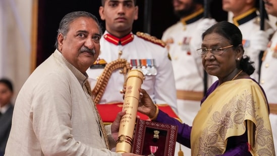 Satish Shah’s cousin receives late actor’s posthumous Padma Shri from President in emotional moment: ‘Wish he was here’